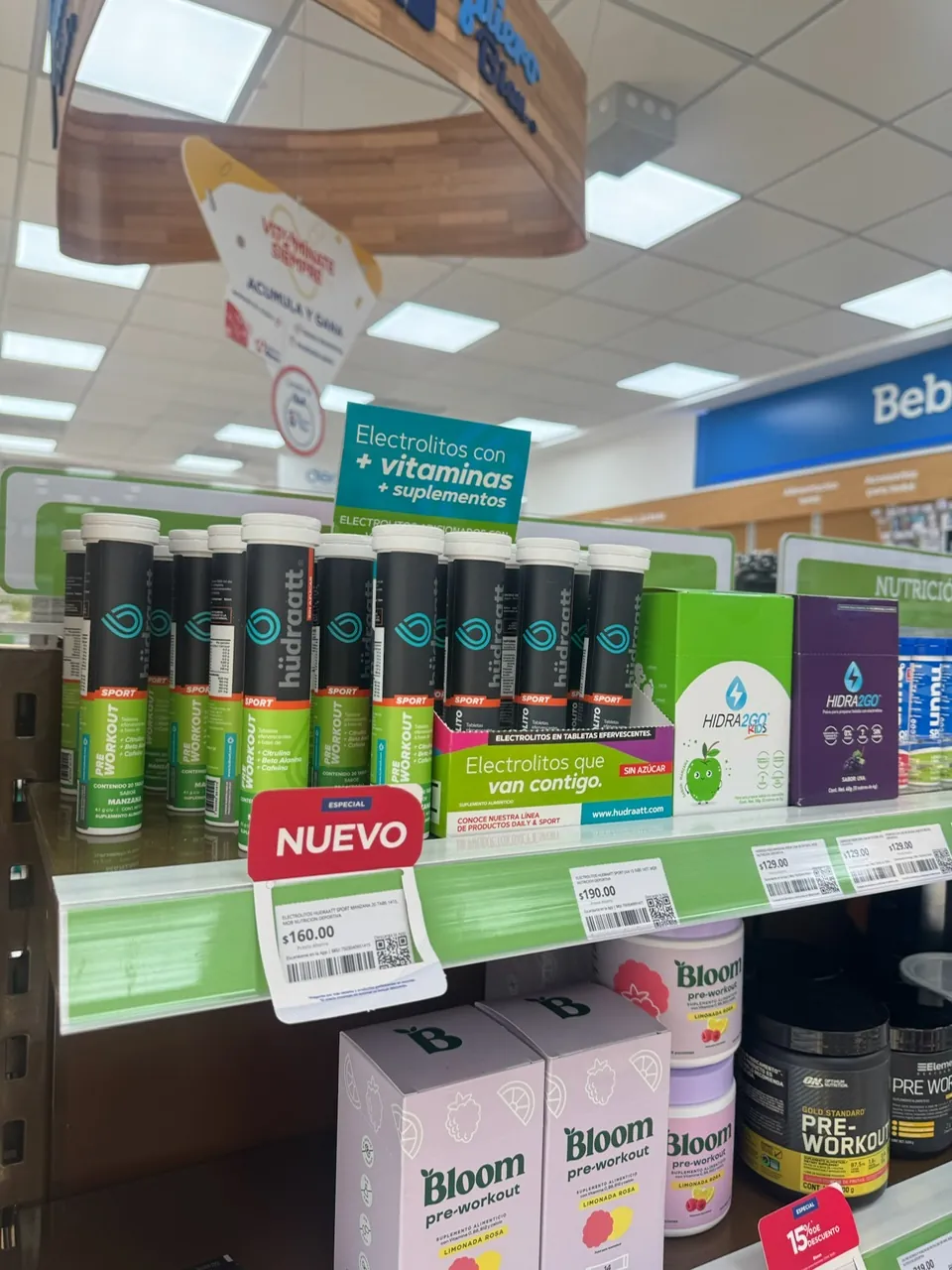 Anaquel de farmacia con tubos de Hudraatt y la etiqueta "Nuevo"