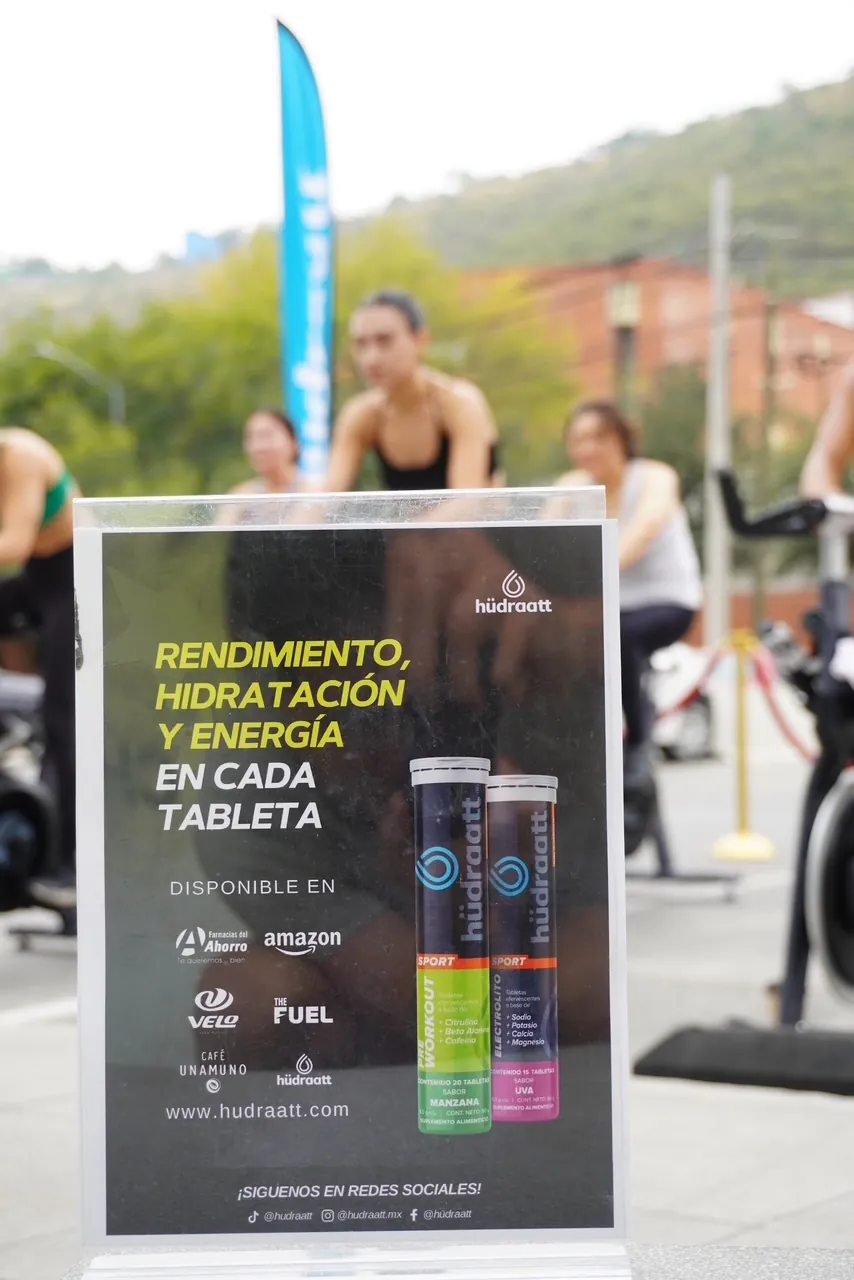 Display de Hudraatt con el texto "Rendimiento, hidratación y energía en cada tableta"