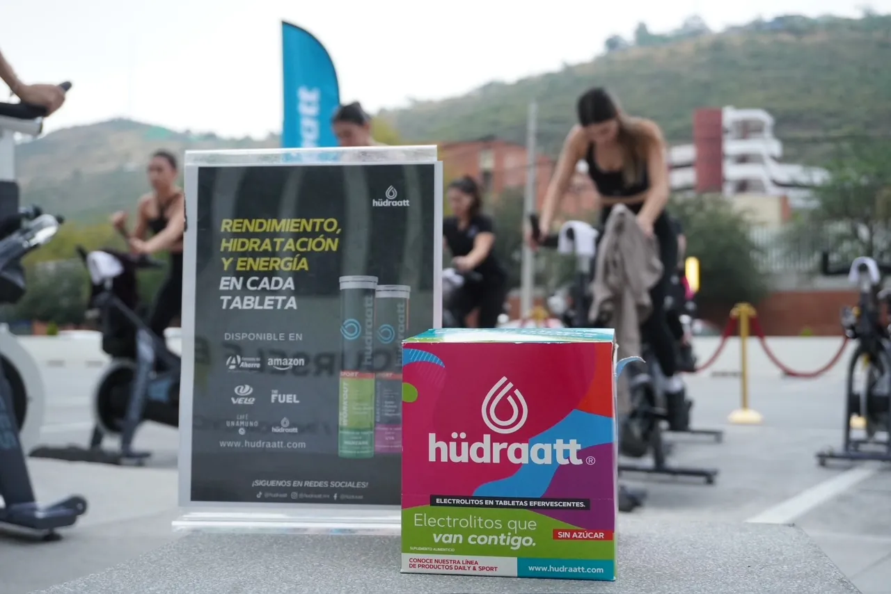 Display y caja de Hudraatt junto a una clase de spinning al aire libre