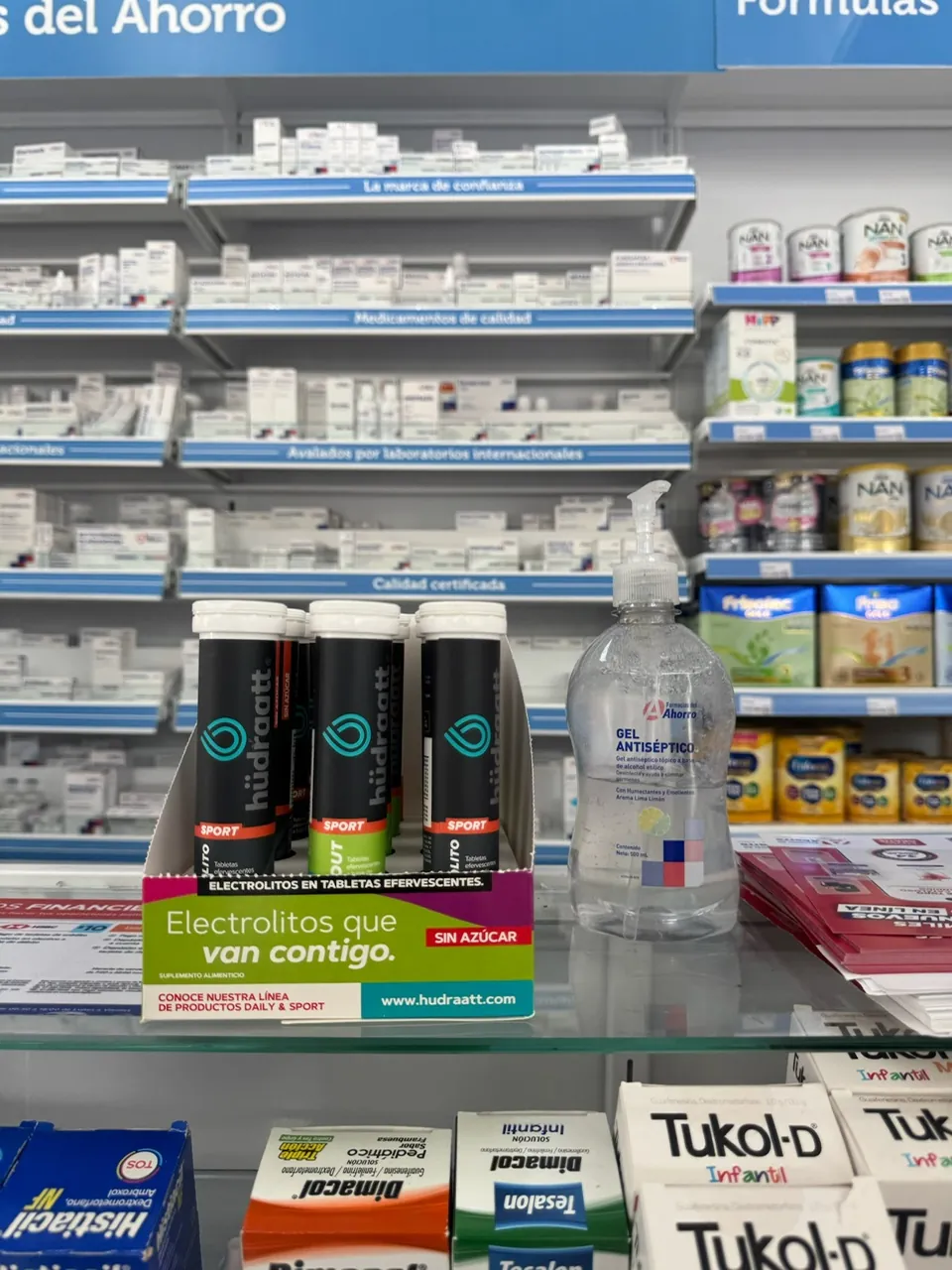 Tubos de Hudraatt Uva y Manzana en el mostrador de una farmacia